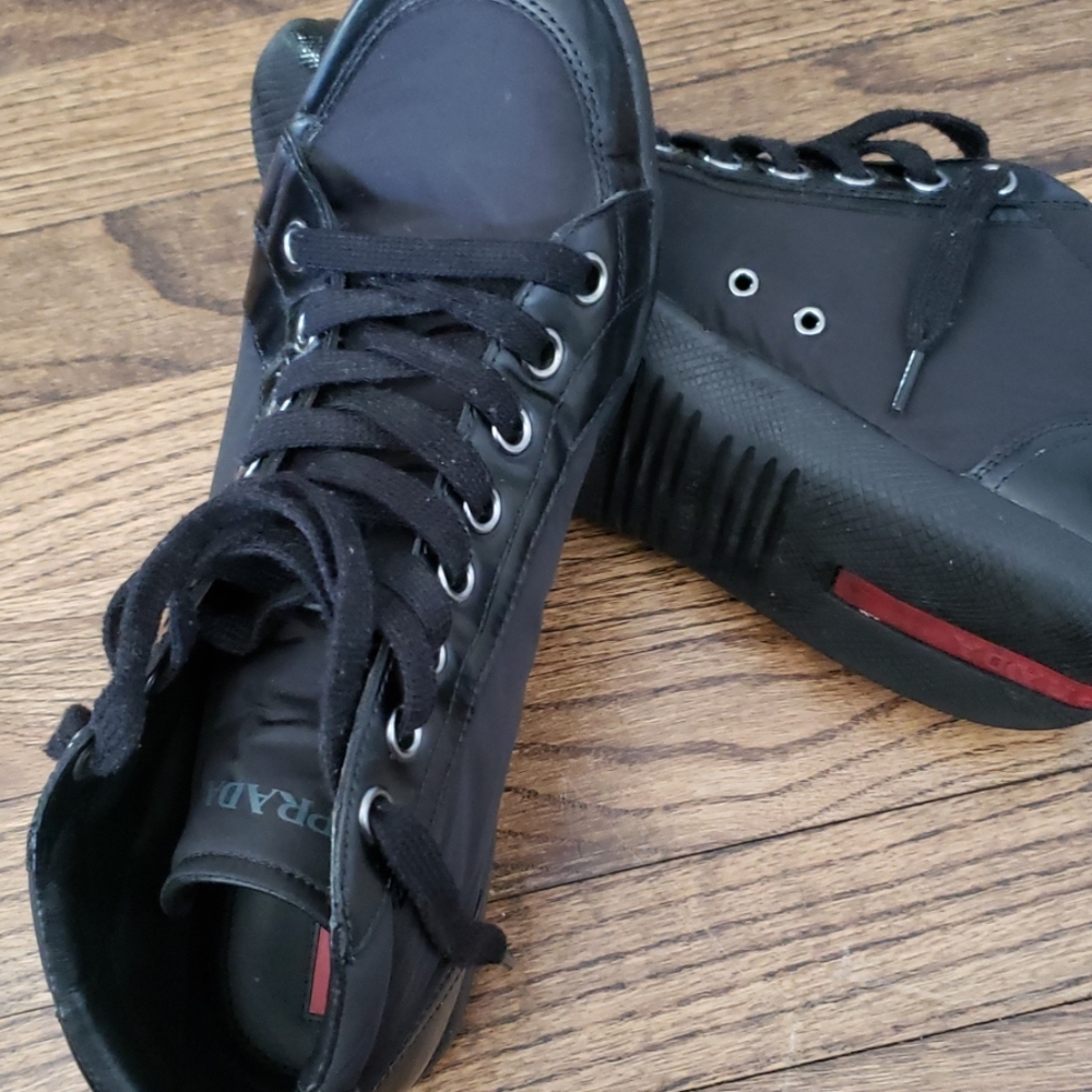Prada size 71/2 black